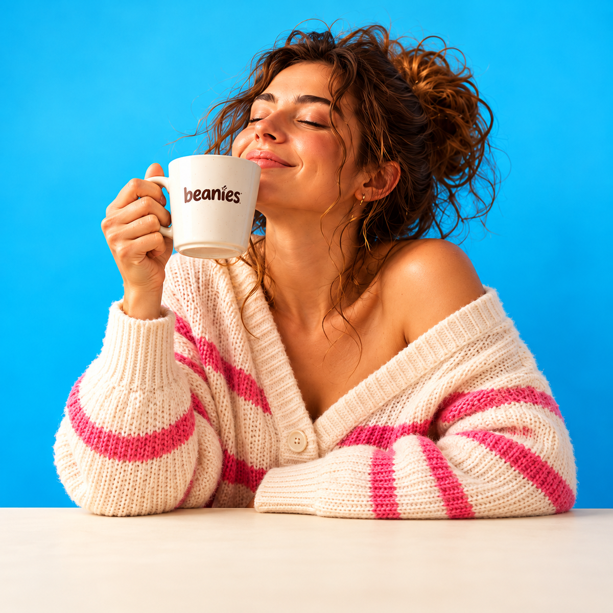 Una mujer disfruta el aroma de su café Beanies.